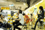 タワーレコード新宿店で行われた「犬にしてくれ」発売記念インストアイベントの様子。