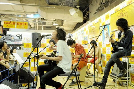 タワーレコード新宿店で行われた「犬にしてくれ」発売記念インストアイベントの様子。