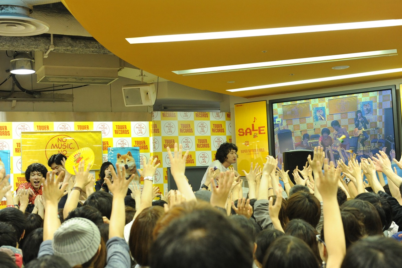 タワーレコード新宿店で行われた「犬にしてくれ」発売記念インストアイベントの様子。