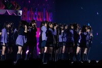 BIRTHDAY LIVE」で行われた新プロジェクトメンバー募集の告知を見た乃木坂メンバーの様子。