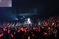 三森すずこ「Fun! Fun! Fantasic Funfair!」の様子。（写真提供：ポニーキャニオン）