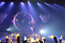 「Spinning Stars」のパフォーマンス中、フライングする三森すずこ。（写真提供：ポニーキャニオン）