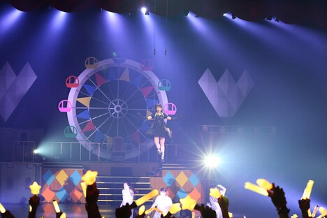 「Spinning Stars」のパフォーマンス中、フライングする三森すずこ。(写真提供:ポニーキャニオン)
