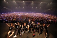終演後、サポートバンドとオーディエンスと記念撮影をする藍井エイル。（Photo by Shinsuke Irihi）