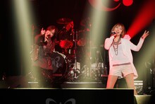 藍井エイル「Eir Aoi LIVE TOUR 2015 -BEYOND THE LAPIS-」の様子。（Photo by Shinsuke Irihi）