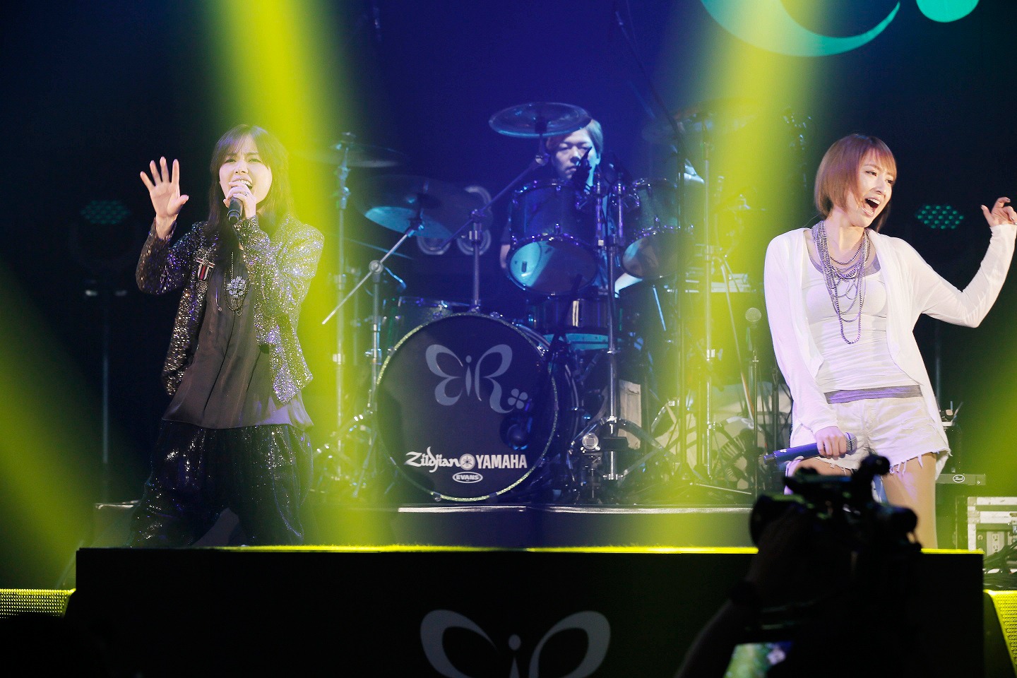 「BREAK OUT!」を歌う相川七瀬と藍井エイル。（Photo by Shinsuke Irihi）