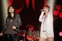 「BREAK OUT!」を歌う相川七瀬と藍井エイル。（Photo by Shinsuke Irihi）