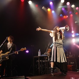 こえだ初ライブで堂々パフォーマンス、東名阪ツアーも発表