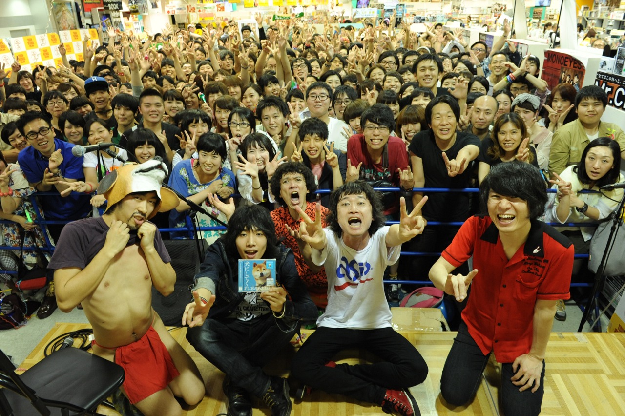 タワーレコード新宿店で行われた「犬にしてくれ」発売記念インストアイベントの様子。