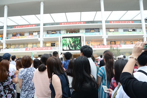 Thinking Dogs「世界は終わらない」発売記念ミニライブ&ハイタッチ会の様子。