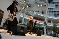 Thinking Dogs「世界は終わらない」発売記念ミニライブ＆ハイタッチ会の様子。