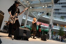 Thinking Dogs「世界は終わらない」発売記念ミニライブ＆ハイタッチ会の様子。