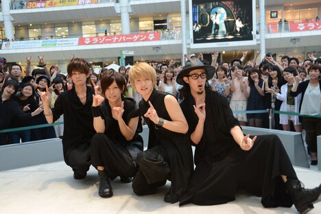 Thinking Dogs「世界は終わらない」発売記念ミニライブ&ハイタッチ会の様子。