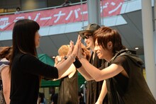 Thinking Dogs「世界は終わらない」発売記念ミニライブ＆ハイタッチ会の様子。