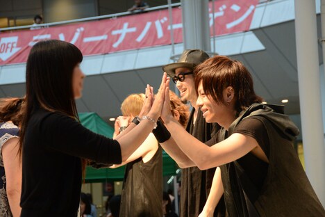 Thinking Dogs「世界は終わらない」発売記念ミニライブ&ハイタッチ会の様子。