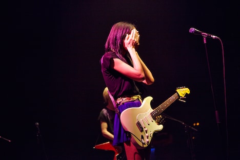 観客によるシンガロングに涙ぐむアヴちゃん（Vo）。（撮影：中野修也）