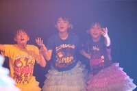 左から清井咲希、春名真依、堀くるみ。（撮影：牧野孝彦）