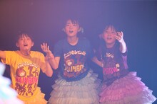 左から清井咲希、春名真依、堀くるみ。（撮影：牧野孝彦）