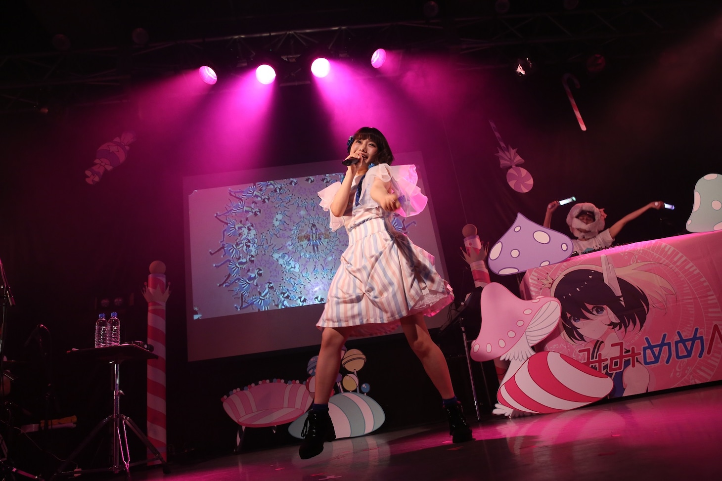 みみめめMIMI「CANDY MAGIC SHOW～梅雨だけど雨じゃなくて飴を降らせまSHOW!○～」東京・渋谷duo MUSIC EXCHANGE公演の様子。（撮影：伊藤麻矢）