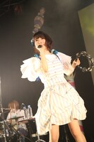 みみめめMIMI「CANDY MAGIC SHOW～梅雨だけど雨じゃなくて飴を降らせまSHOW!○～」東京・渋谷duo MUSIC EXCHANGE公演の様子。（撮影：伊藤麻矢）