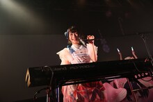 みみめめMIMI「CANDY MAGIC SHOW～梅雨だけど雨じゃなくて飴を降らせまSHOW!○～」東京・渋谷duo MUSIC EXCHANGE公演の様子。（撮影：伊藤麻矢）