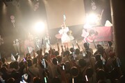 みみめめMIMI「CANDY MAGIC SHOW～梅雨だけど雨じゃなくて飴を降らせまSHOW!○～」東京・渋谷duo MUSIC EXCHANGE公演の様子。（撮影：伊藤麻矢）