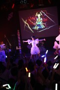 みみめめMIMI「CANDY MAGIC SHOW～梅雨だけど雨じゃなくて飴を降らせまSHOW!○～」東京・渋谷duo MUSIC EXCHANGE公演の様子。（撮影：伊藤麻矢）