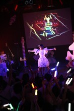 みみめめMIMI「CANDY MAGIC SHOW～梅雨だけど雨じゃなくて飴を降らせまSHOW!○～」東京・渋谷duo MUSIC EXCHANGE公演の様子。（撮影：伊藤麻矢）
