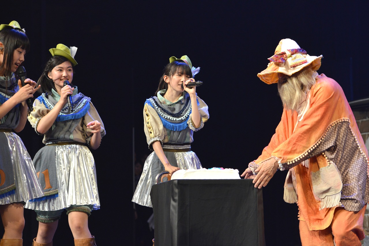 「ハッピーバースデー」をムーディに歌いながらケーキを運び込む真山りか（右から2番目）。