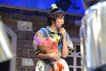 自身のソロ曲「またあえるかな」を歌い出すメンバーに素で驚く安本彩花17歳。