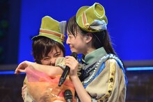 安本彩花（左）を抱きしめながら歌う松野莉奈（右）。