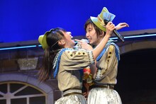 抱き合う真山りか（左）と安本彩花（右）。