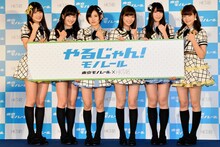 写真左より神志那結衣、田島芽瑠、兒玉遥、指原莉乃、松岡菜摘、穴井千尋。