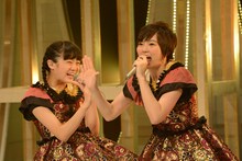 左から中山莉子、安本彩花。