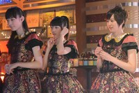 真剣な表情でVTRをチェックする松野莉奈、真山りか、安本彩花。