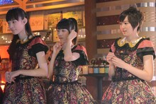 真剣な表情でVTRをチェックする松野莉奈、真山りか、安本彩花。