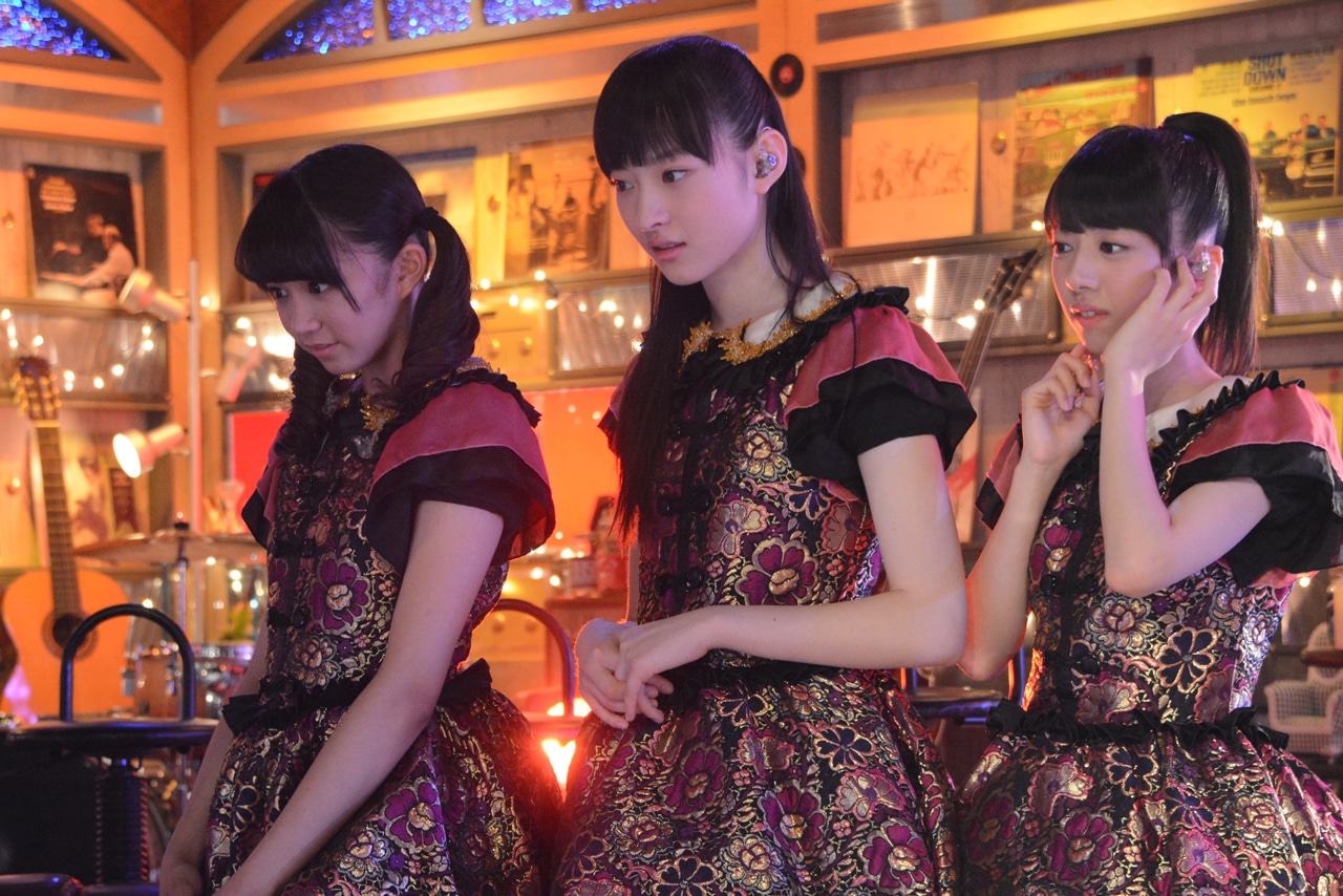 真剣な表情でVTRをチェックする星名美怜、松野莉奈、真山りか。