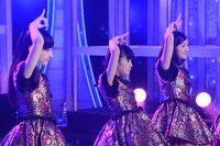 左から松野莉奈、中山莉子、小林歌穂。