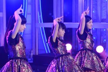 左から松野莉奈、中山莉子、小林歌穂。