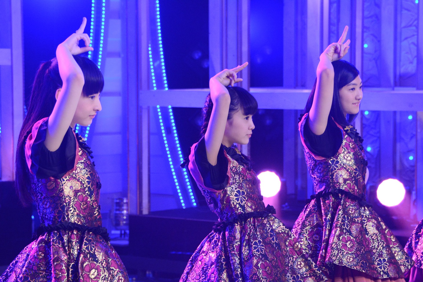 左から松野莉奈、中山莉子、小林歌穂。