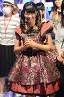 笑顔でVTRを見つめる星名美怜。