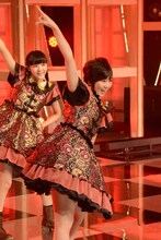 左から中山莉子、安本彩花。