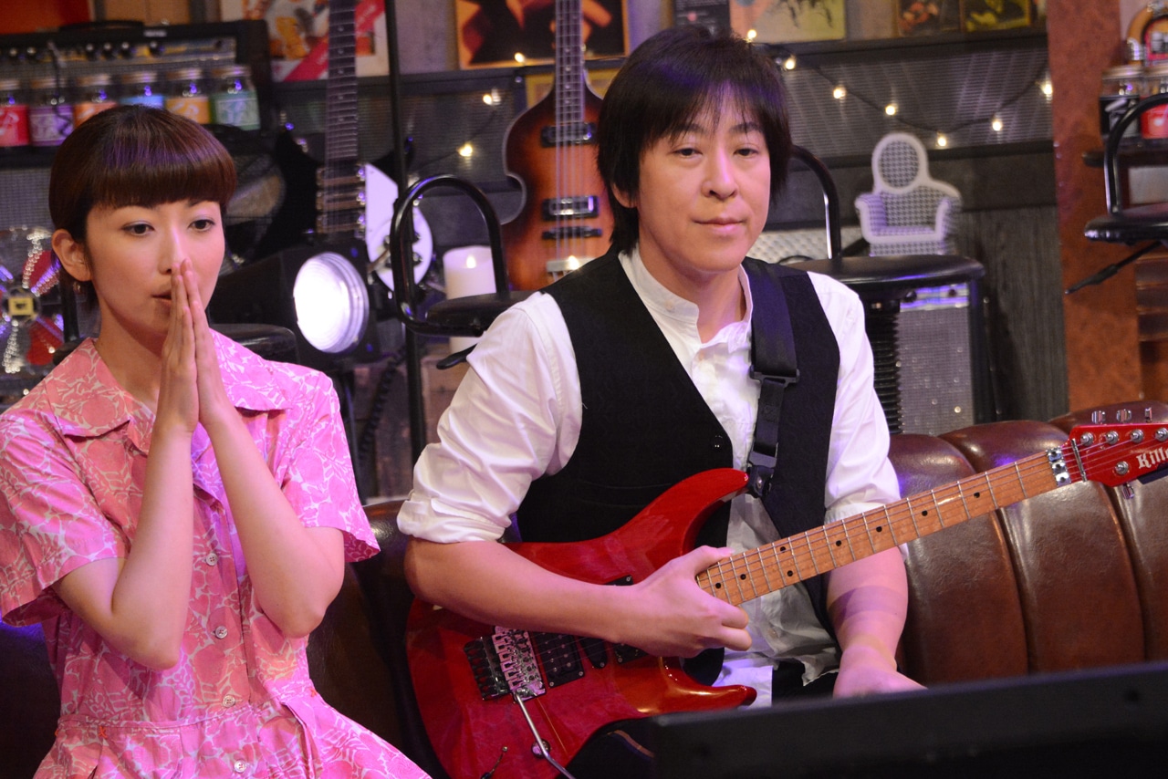 カメラリハーサルのVTRをチェックするEvery Little Thing。