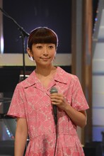 リハーサルの開始を待つ持田香織。