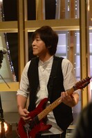 サウンドチェックを行う伊藤一朗。