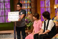 エビ中の“校長”こと藤井マネージャー（左）のトークに耳を傾けるEvery Little Thing。