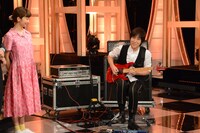 ギター奏法の説明をする伊藤一朗（右）と、彼を見守る持田香織。