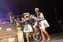 左から小林歌穂、安本彩花、星名美怜。