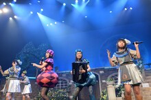 チャラン・ポ・ランタンの「ムスタファ」を歌う“私立チャランポ中学”とエビ中。