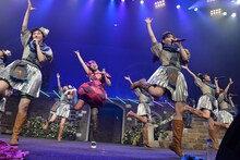 エビ中と“私立チャランポ中学”による「仮契約のシンデレラ」パフォーマンス。